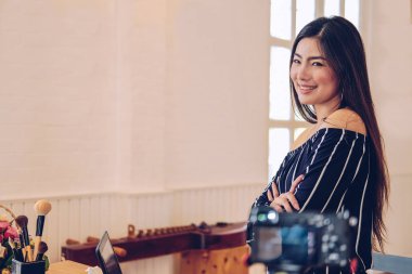 Güzellik blogcu SOC üzerinde kozmetik makyaj öğretici canlı yayın