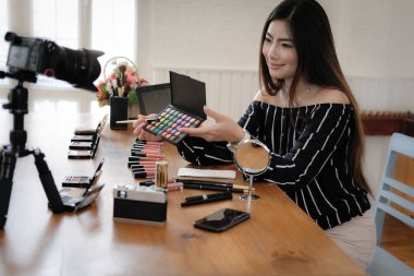 Güzellik blogcu SOC üzerinde kozmetik makyaj öğretici canlı yayın