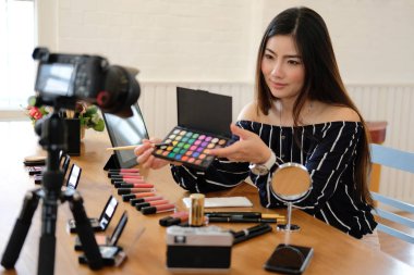 Güzellik blogcu SOC üzerinde kozmetik makyaj öğretici canlı yayın