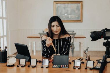 Güzellik blogcu SOC üzerinde kozmetik makyaj öğretici canlı yayın