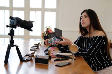 Güzellik blogcu SOC üzerinde kozmetik makyaj öğretici canlı yayın