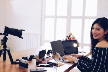 Güzellik blogcu SOC üzerinde kozmetik makyaj öğretici canlı yayın