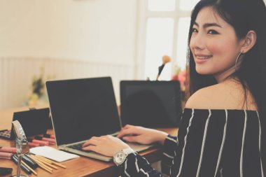 Güzellik blogcu SOC üzerinde kozmetik makyaj öğretici canlı yayın