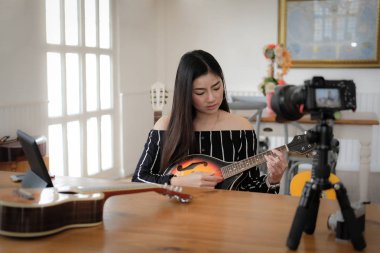 Blogger canlı yayın müzik enstrüman öğretici sosyal beni