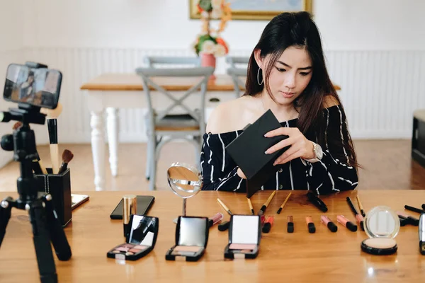 Belleza blogger transmisión en vivo maquillaje cosmético tutorial en Soc — Foto de Stock