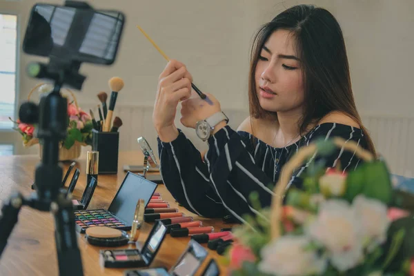 Belleza blogger transmisión en vivo maquillaje cosmético tutorial en Soc — Foto de Stock