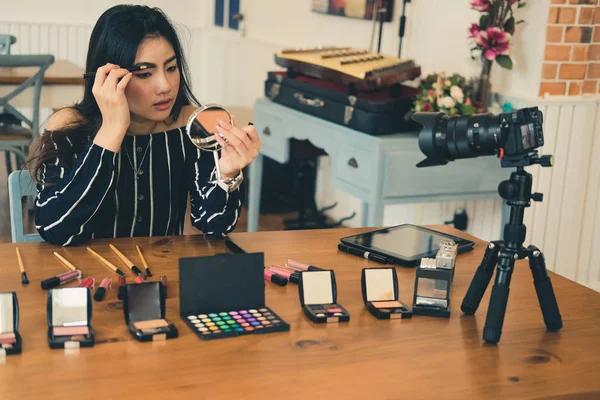 Ομορφιά blogger ζωντανή μετάδοση καλλυντικών μακιγιάζ φροντιστήριο για — Φωτογραφία Αρχείου
