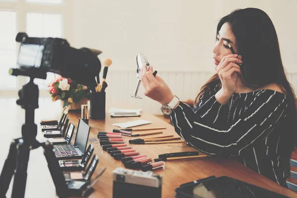 Belleza blogger transmisión en vivo maquillaje cosmético tutorial en Soc — Foto de Stock