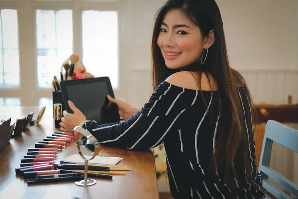 Азиатка наносит косметический макияж — стоковое фото