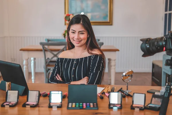 Güzellik blogcu SOC üzerinde kozmetik makyaj öğretici canlı yayın — Stok fotoğraf