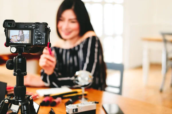 Güzellik blogcu SOC üzerinde kozmetik makyaj öğretici canlı yayın — Stok fotoğraf