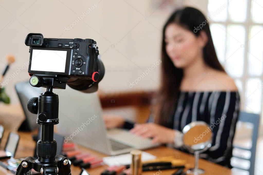 beauty blogger live broadcasting cosmetic makeup tutorial on soc