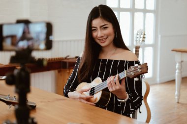 Blogger canlı yayın müzik enstrüman öğretici sosyal beni
