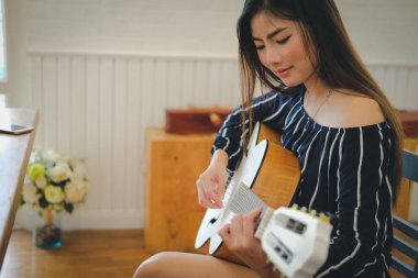 kadın gitar çalıyor. eğlence yaşam tarzı kavramı 