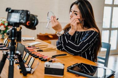 Güzellik blogcu SOC üzerinde kozmetik makyaj öğretici canlı yayın