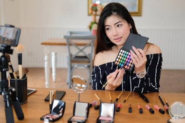 Güzellik blogcu SOC üzerinde kozmetik makyaj öğretici canlı yayın