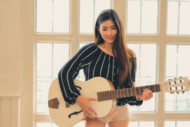 kadın gitar çalıyor. eğlence yaşam tarzı kavramı 
