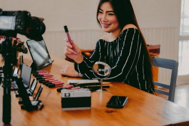 Güzellik blogcu SOC üzerinde kozmetik makyaj öğretici canlı yayın