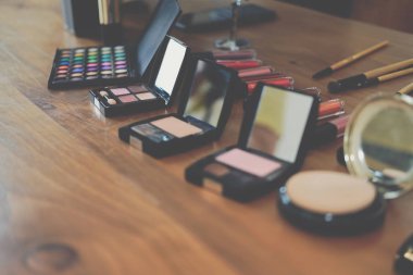 şık sanatçı masasında güzellik kozmetik makyaj temel