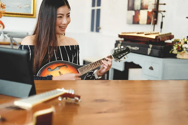 Жінка грає на гітарі. концепція способу життя дозвілля — стокове фото