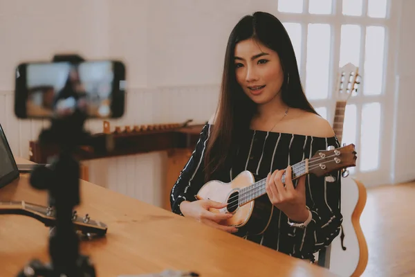 Blogger canlı yayın müzik enstrüman öğretici sosyal beni — Stok fotoğraf