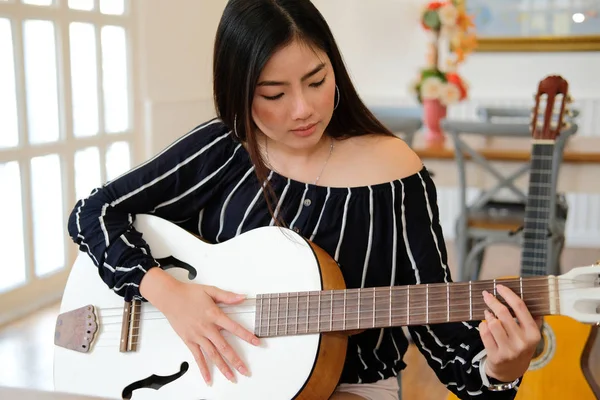 Femme jouant de la guitare. concept de loisirs mode de vie — Photo