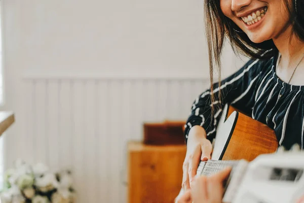 Kadın gitar çalıyor. eğlence yaşam tarzı kavramı — Stok fotoğraf