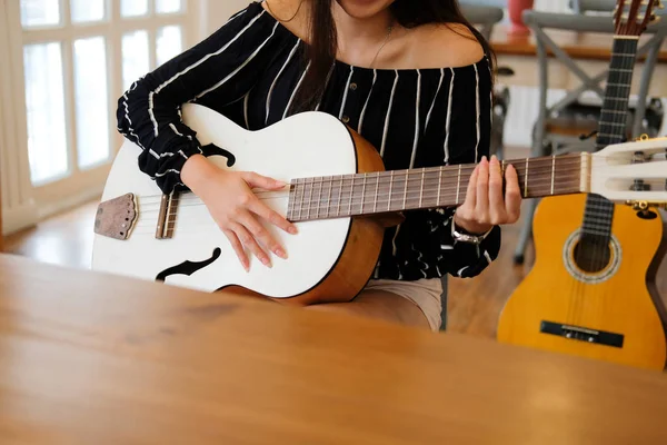 Жінка грає на гітарі. концепція способу життя дозвілля — стокове фото