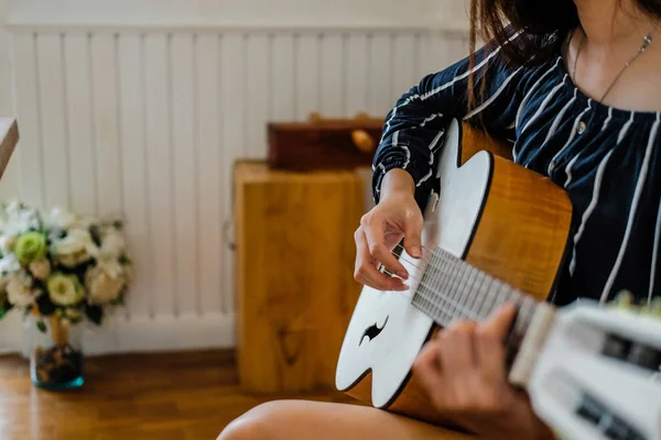 Kadın gitar çalıyor. eğlence yaşam tarzı kavramı — Stok fotoğraf