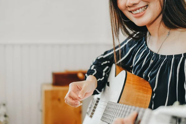 Uma mulher a tocar guitarra. conceito de estilo de vida lazer — Fotografia de Stock