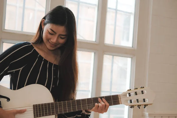 Kadın gitar çalıyor. eğlence yaşam tarzı kavramı — Stok fotoğraf