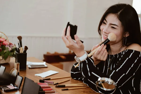 亚洲 妇女 应用 化妆 化妆品 — 图库照片