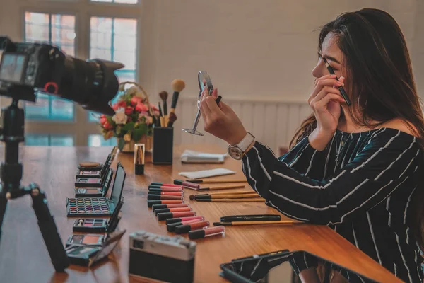 Ομορφιά blogger ζωντανή μετάδοση καλλυντικών μακιγιάζ φροντιστήριο για — Φωτογραφία Αρχείου