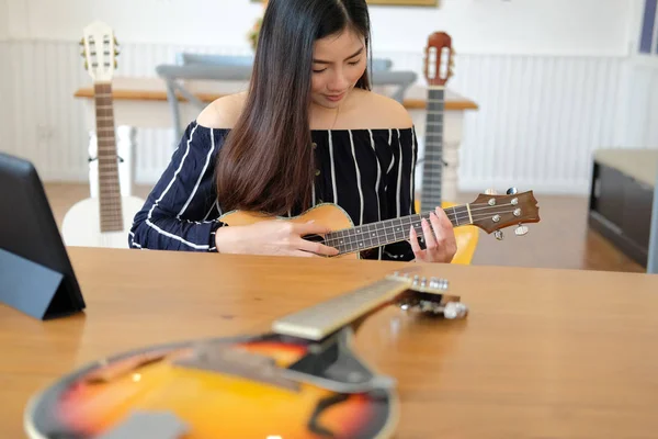 Kadın gitar çalıyor. eğlence yaşam tarzı kavramı — Stok fotoğraf