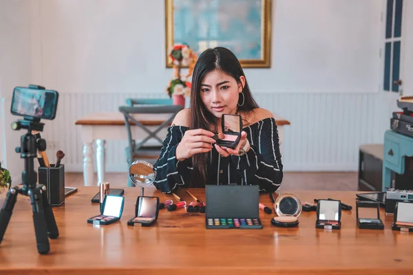 Beauty blogger live broadcast cosmetic makeup tutorial on soc — Stok Foto