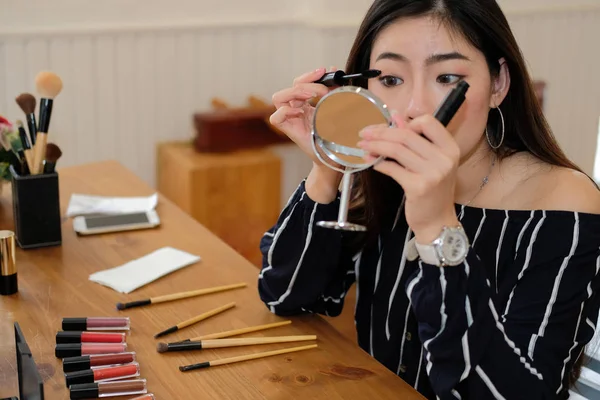亚洲 妇女 应用 化妆 化妆品 — 图库照片
