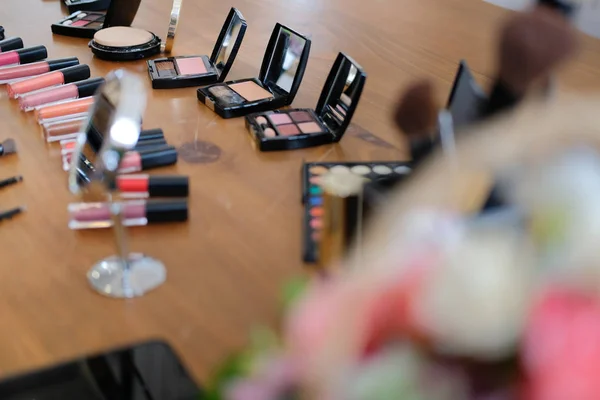 Schönheitskosmetik Wesentliches auf stilvollem Künstler-Tisch — Stockfoto