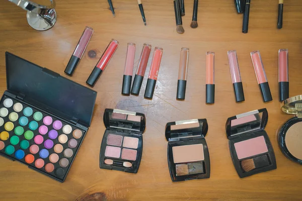 Schoonheid cosmetische make-up Essentials op stijlvolle kunstenaar tabel — Stockfoto