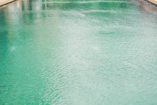 酒店游泳池水面 — 图库照片