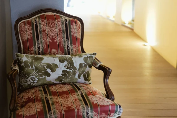 Sillón de madera con cojín y almohada en el pasillo —  Fotos de Stock