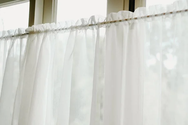 Blanco ver a través de la cortina de la ventana en casa — Foto de Stock