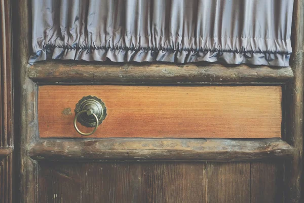 Vecchia porta vintage in legno e maniglia in metallo retrò maniglia doorkhob — Foto Stock