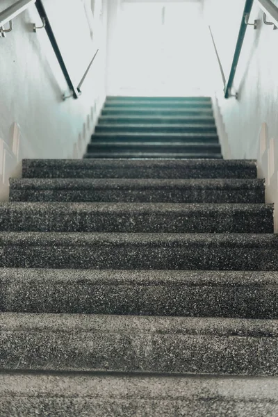 Treppe, die zum Licht führt — Stockfoto