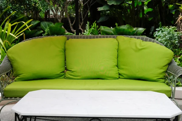 Zielone krzesło rattan na tarasie balkon. żywy projekt do domu w — Zdjęcie stockowe