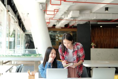 bilgisayar ile okuyan kız Genç. Üniversite Lise Studen