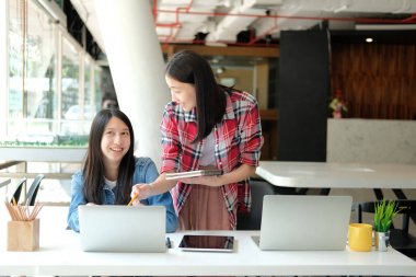 bilgisayar ile okuyan kız Genç. Üniversite Lise Studen