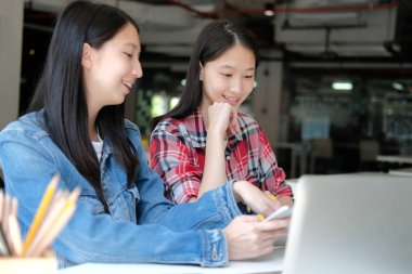 kız Genç kolej lise öğrenci tablet c ile eğitim