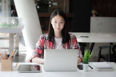 bilgisayar ile okuyan kız Genç kolej lise öğrencisi