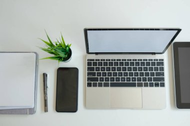 Ofis masasında bilgisayar tablet kalem kahve bardağı. İşyeri Inte