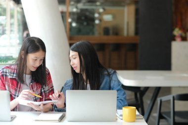 bilgisayar ile okuyan kız Genç. Üniversite Lise Studen